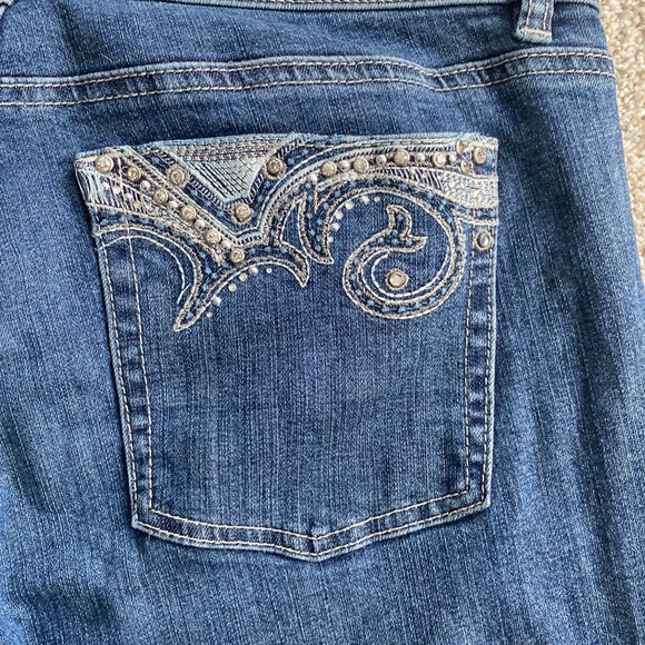 White House black market crop jeans white rhinestone pockets. Size 8 - Picture 5 of 7